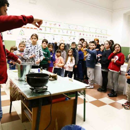 Laboratorio di candele profumate a scuola