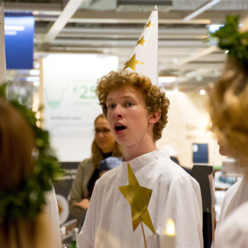 Coro svedese di Santa Lucia a IKEA Bari