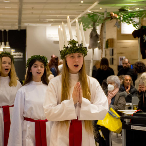 Coro svedese di Santa Lucia a IKEA Bari