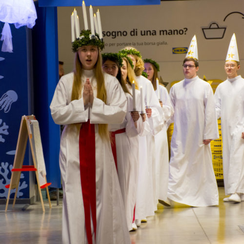 Coro svedese di Santa Lucia a IKEA Bari