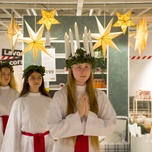 Coro svedese di Santa Lucia a IKEA Bari