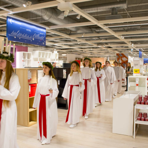 Coro svedese di Santa Lucia a IKEA Bari