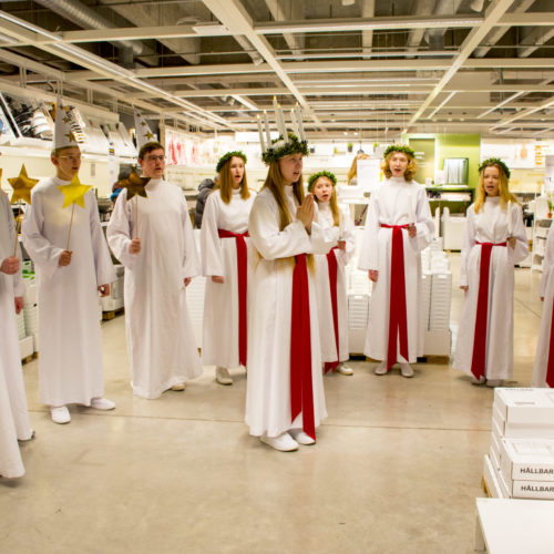 Coro svedese di Santa Lucia a IKEA Bari