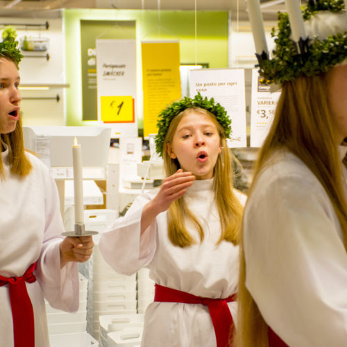 Coro svedese di Santa Lucia a IKEA Bari