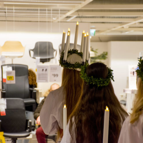 Coro svedese di Santa Lucia a IKEA Bari