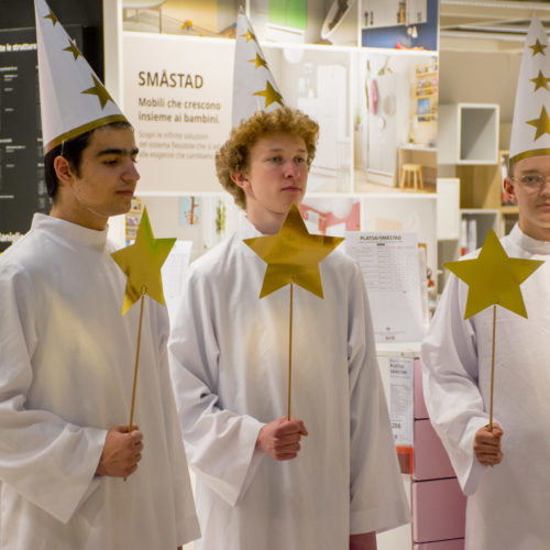 Coro svedese di Santa Lucia a IKEA Bari